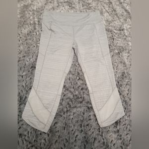 Athleta light grey heathered Capri workout pant
